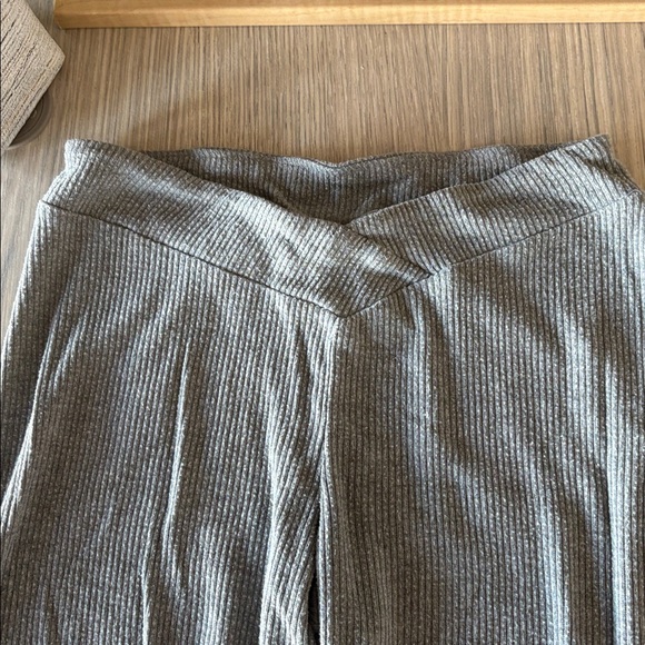 Colsie Gray Ribbed Knit Flare Lounge Pants Size M - Picture 3 of 6